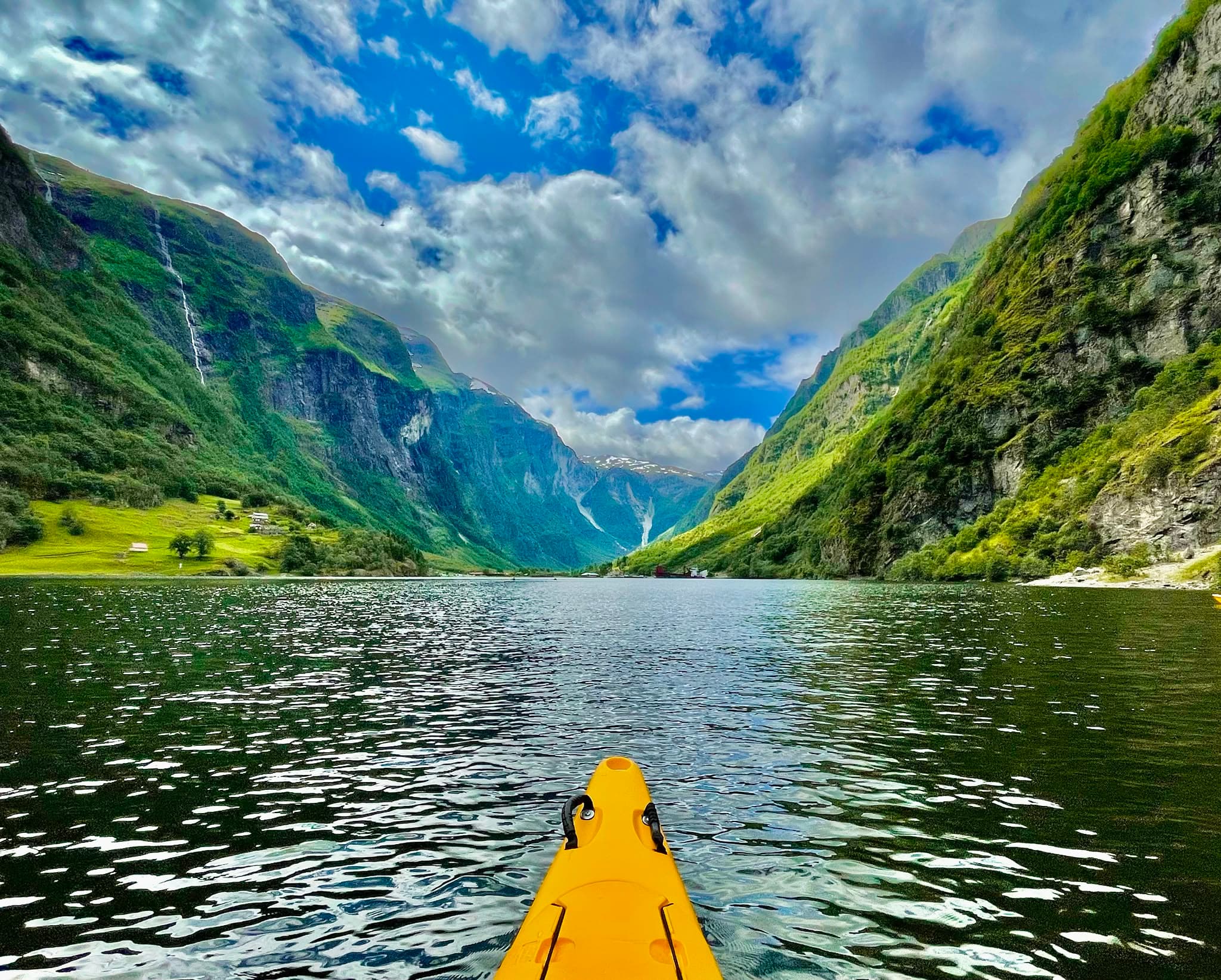 Noorse fjord vanuit een kajak
