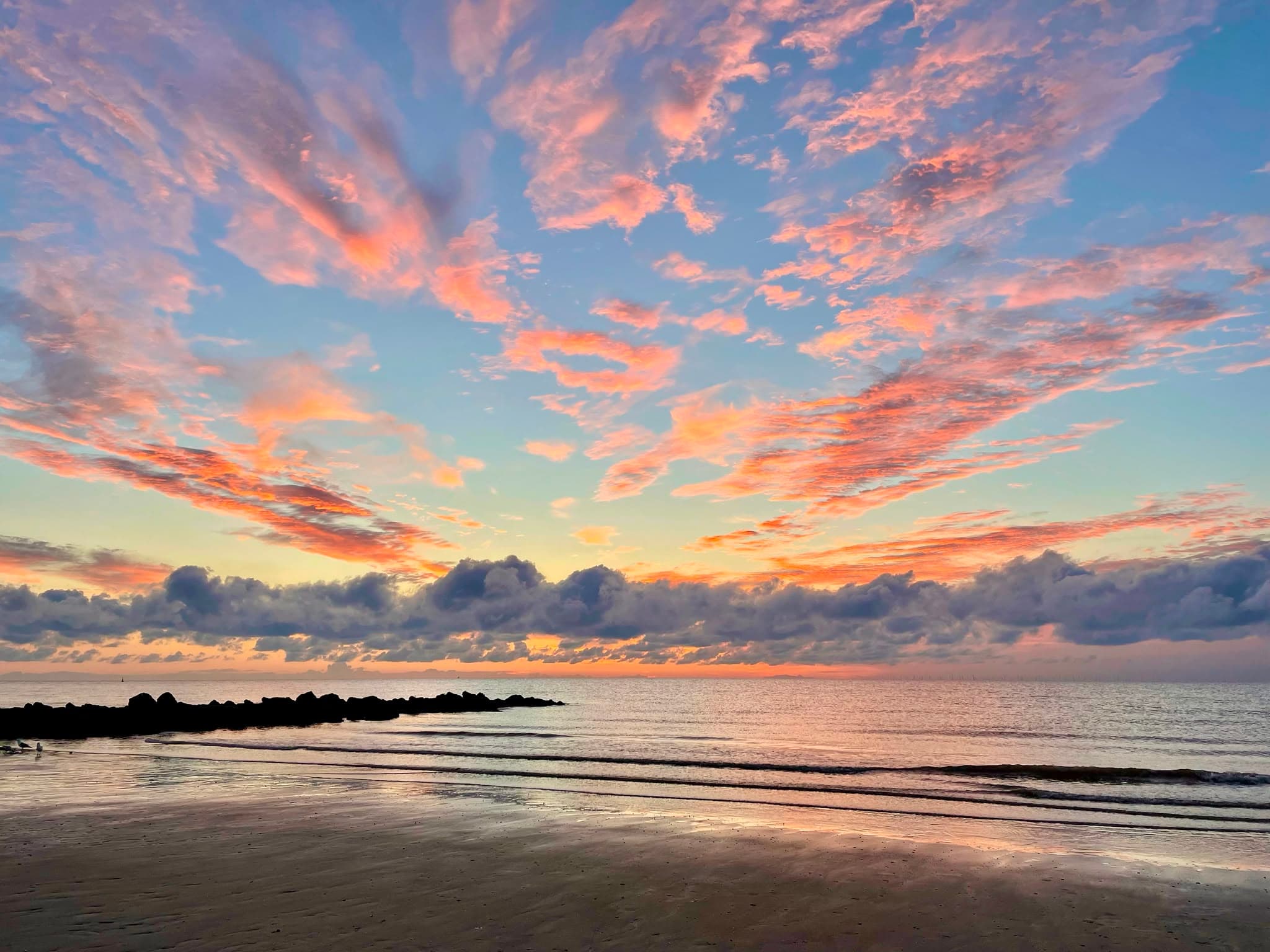 Roze dageraad aan het strand