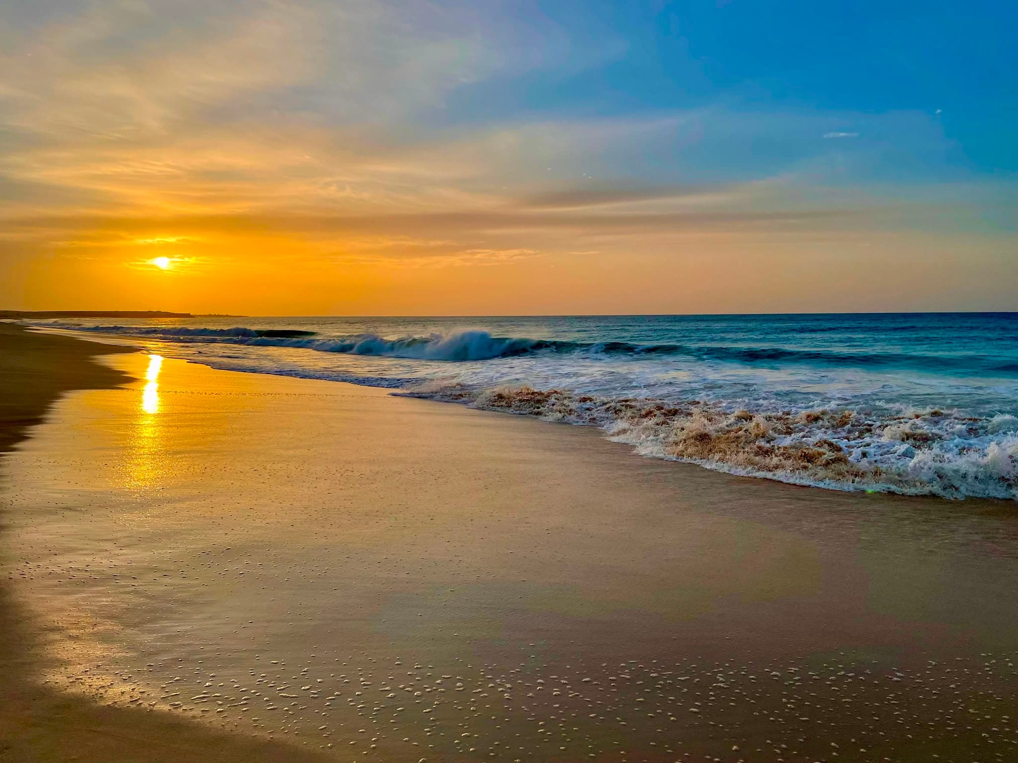 Gouden zonsondergang aan het strand